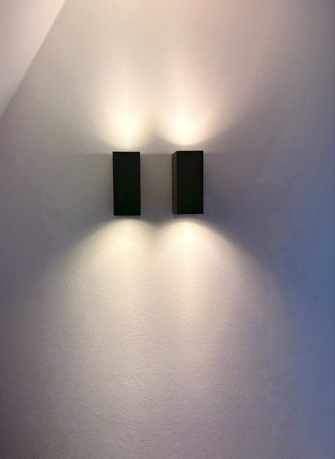 2 zwarte wandlampen up/down, Huis en Inrichting, Lampen | Wandlampen, Ophalen of Verzenden, Zo goed als nieuw, Metaal