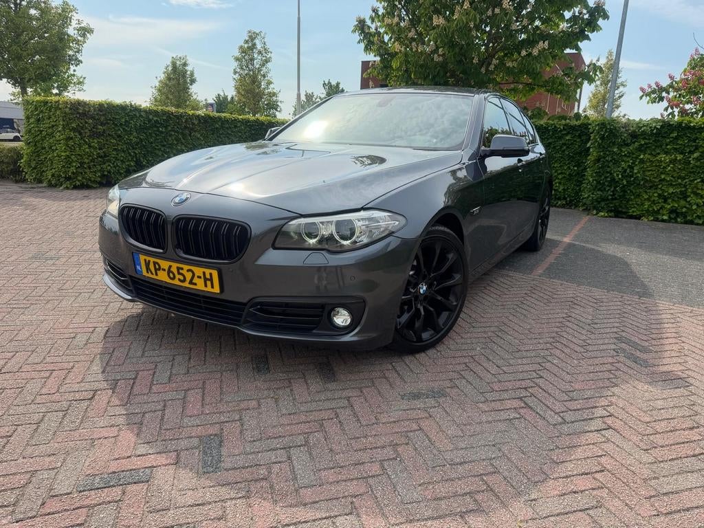 BMW 5-Serie 2.0 520I AUT 184 PK Sedan 2016 Grijs, Auto's, BMW, Achterwielaandrijving, 4 cilinders, 2000 kg, Origineel Nederlands