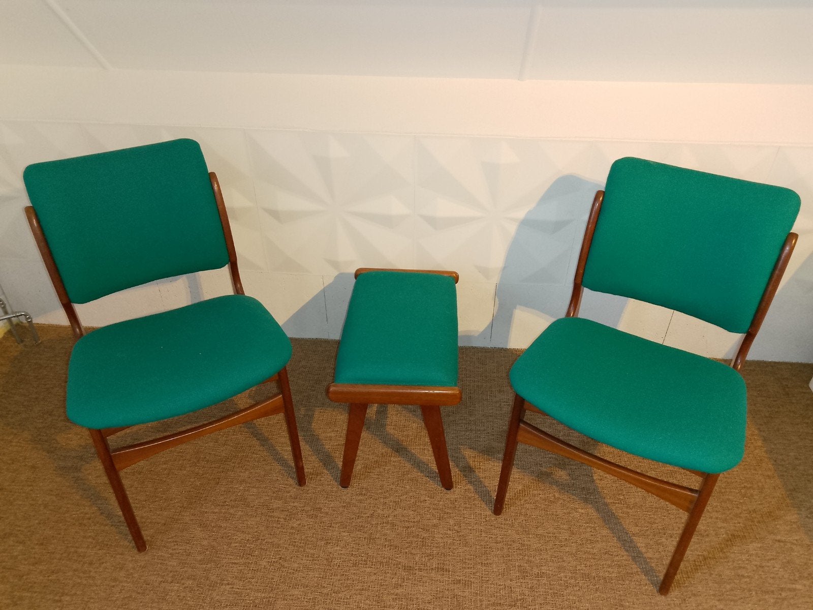 Deens design stoelen met voet krukje/ tafeltje, Ophalen, Stof, Twee