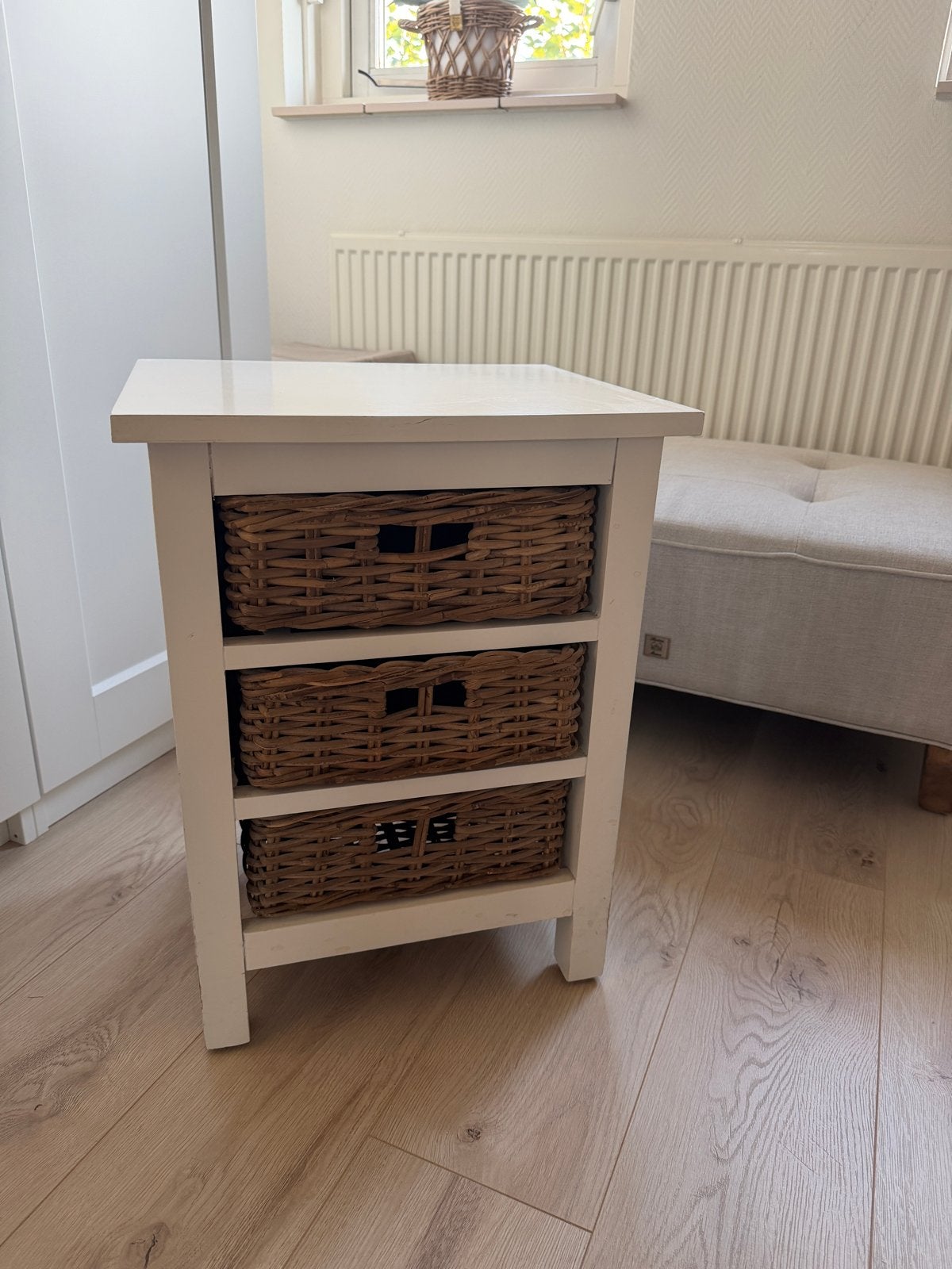 Wit kastje met rieten manden - 58x46x35 cm, Ophalen, Gebruikt