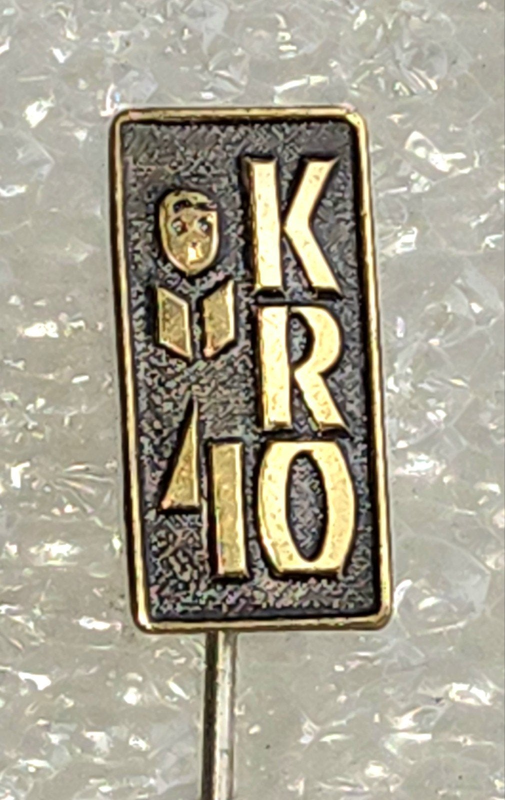 Vintage Speldje KRO 40 jaar, Verzamelen, Speldjes, Pins en Buttons, Ophalen of Verzenden, Gebruikt, Overige onderwerpen, Speldje of Pin