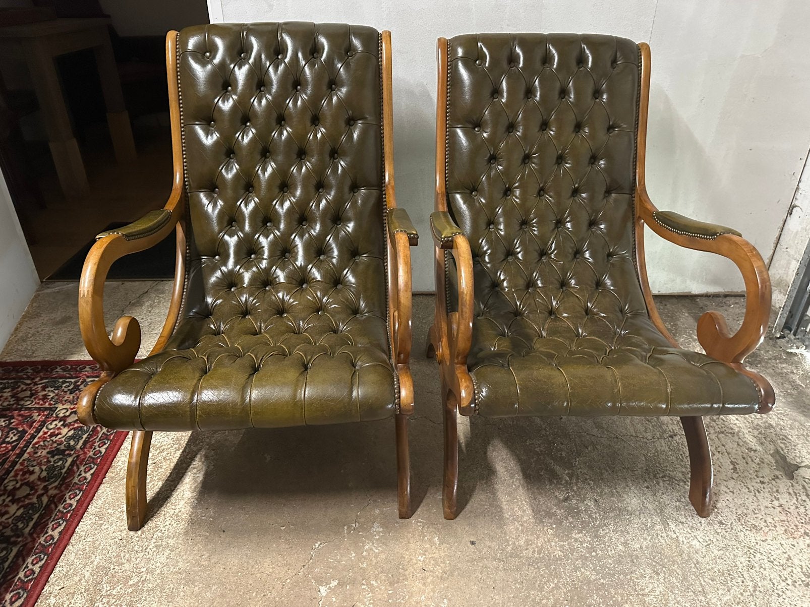 Set Chesterfield library ‘slipper’ chairs. Izgs, Huis en Inrichting, Ophalen, ., Hout, .