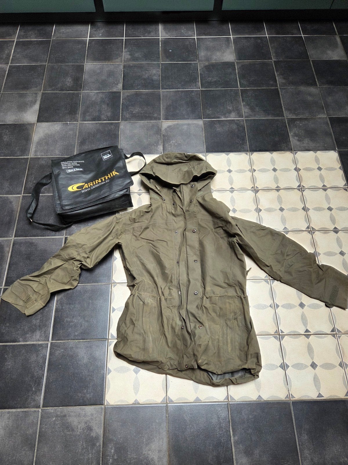 Carinthia regenjas, Verzamelen, Militaria | Algemeen, Ophalen of Verzenden, Landmacht, Nederland, Kleding of Schoenen