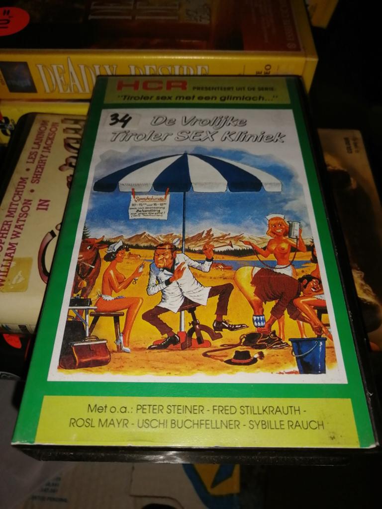 VHS - De Vrolijke Tiroler Kliniek, Alle leeftijden, Ophalen of Verzenden, Gebruikt