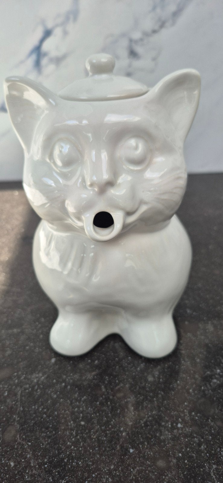 Leuke witte theepot in de vorm van een kat, Huis en Inrichting, Keuken | Servies, Keramiek, Overige typen, Ophalen of Verzenden