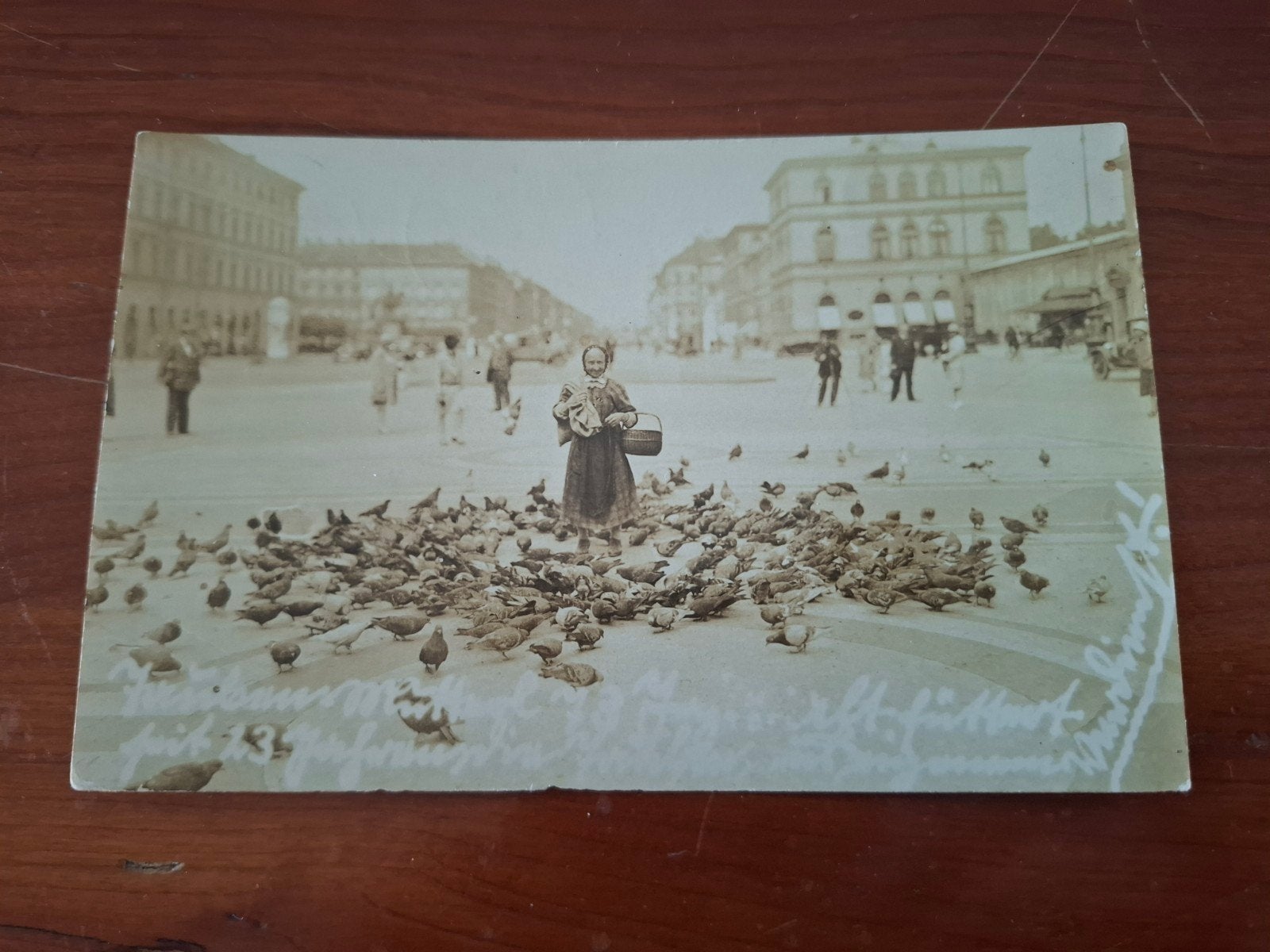 Oude foto/ansichtkaart: Vrouw voedt duiven, München 1931, Ophalen of Verzenden, 1920 tot 1940, Gelopen, Duitsland
