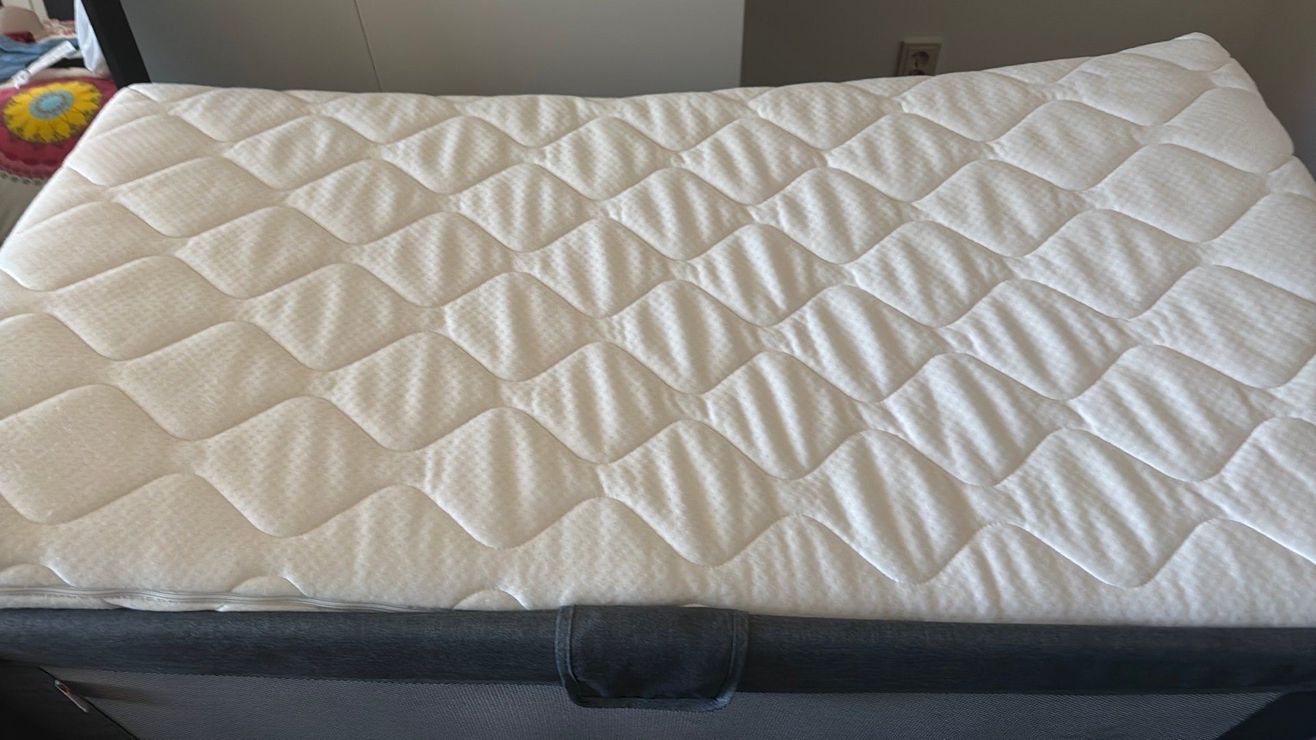 Te koop campingbedje incl. matras in een grijsachtige kleur, Kinderen en Baby's, Kinderkamer | Bedden, Ophalen, Zo goed als nieuw