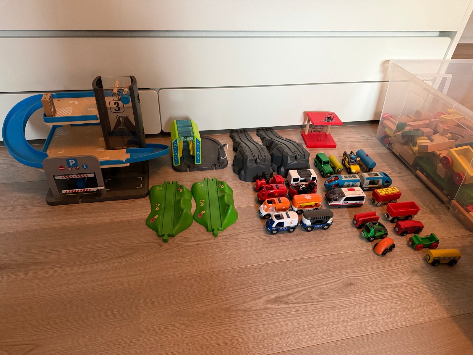 Grote set speelgoed: parkeergarage, houten treinbaan, auto's, Ophalen, Gebruikt, Jongen of Meisje