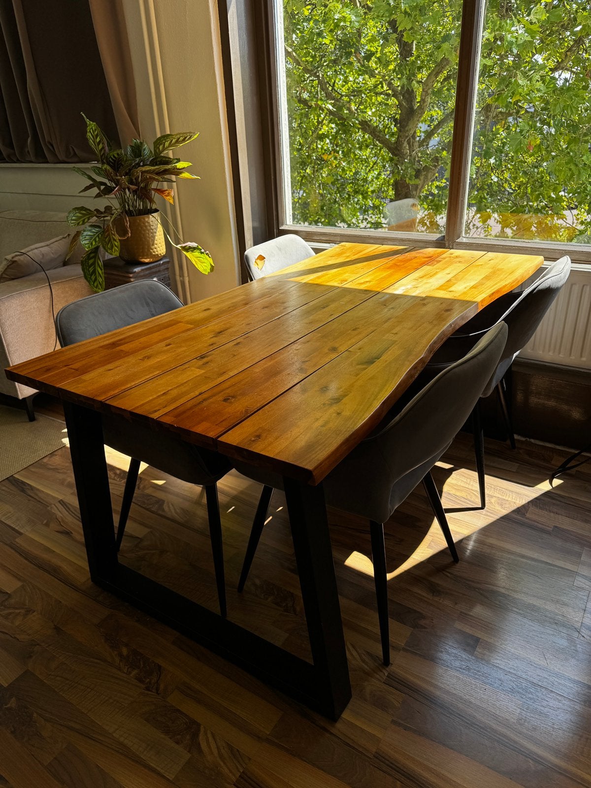 Industriële eetafel + 4 velours kuipstoelen (schade), Huis en Inrichting, Tafels | Eettafels, Ophalen, Gebruikt, 50 tot 100 cm
