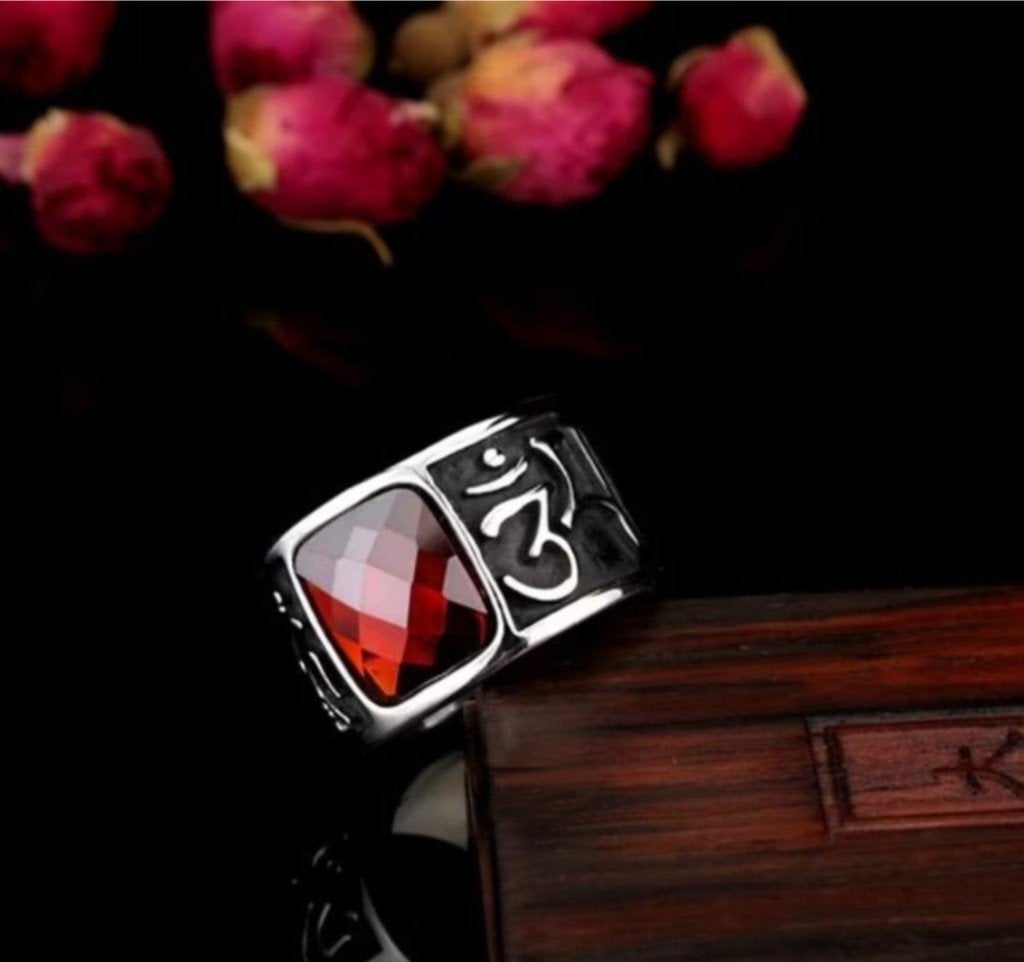 Boeddhistische Mantra Ring Ø 18,1 mm met rode zirkonia, Verzenden, Nieuw, Sieraad, Boeddhisme