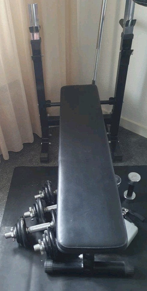 Halterbank met halterstang 170 cm x 30 mm en dumbells, Sport en Fitness, Fitnessmaterialen, Ophalen, Zo goed als nieuw, Fitnessbank