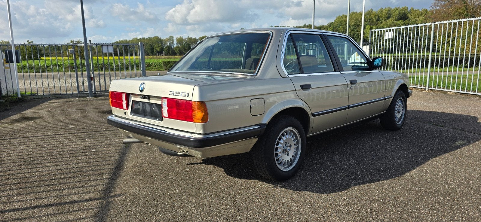 bmw e30 320i handbak uniek extreem lage KM , inruil mogelijk, Achterwielaandrijving, Handgeschakeld, Particulier, Sedan
