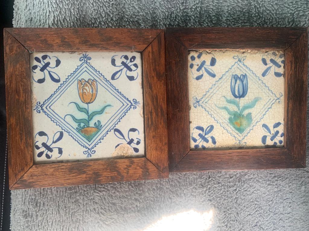 2 tulp tegels uit circa 1625, Antiek en Kunst, Antiek | Wandborden en Tegels, Ophalen