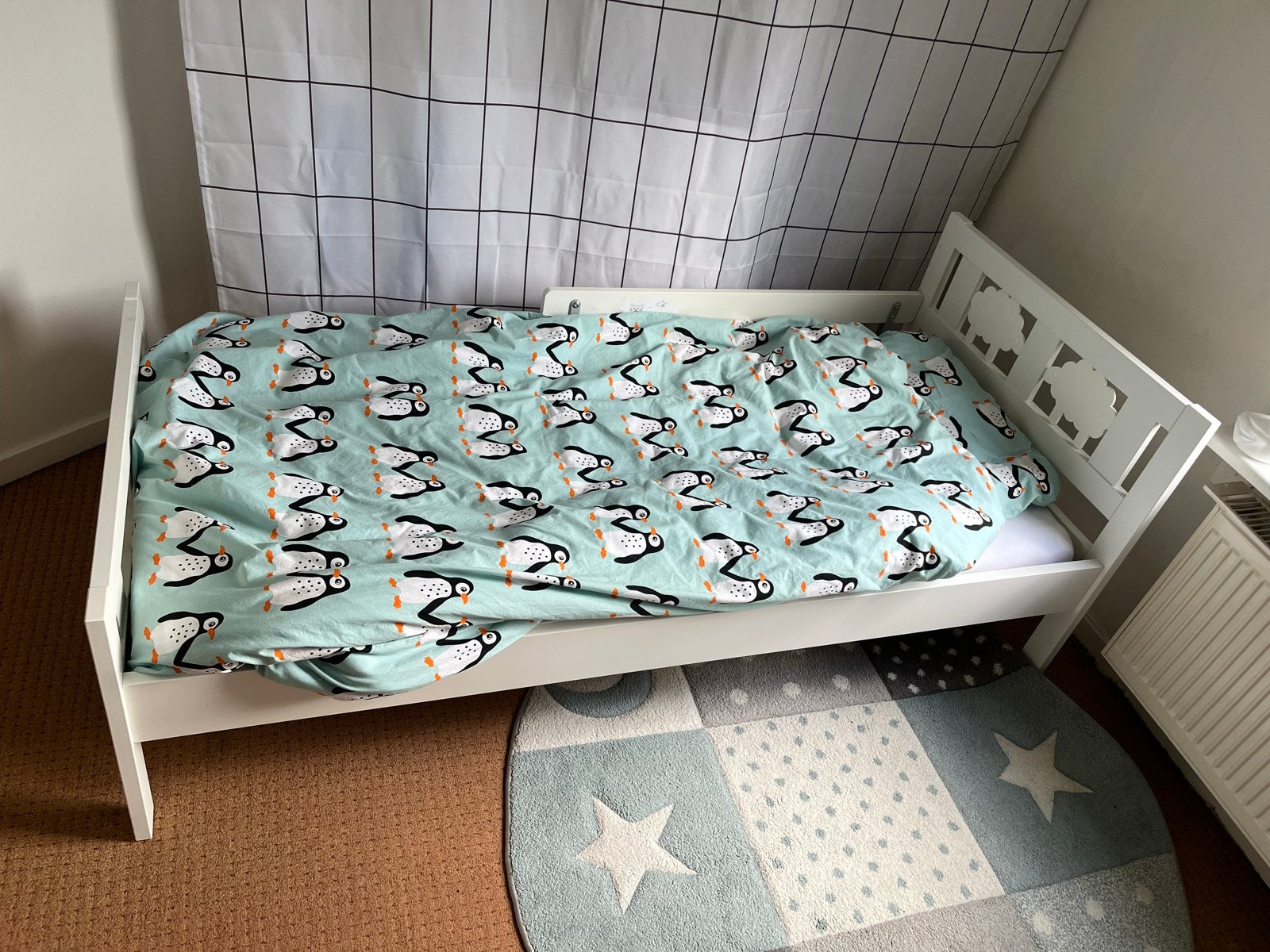 IKEA Kritter Peuterbed Wit met Lattenbodem en Matras, Kinderen en Baby's, Kinderkamer | Bedden, Ophalen, 70 tot 85 cm, Zo goed als nieuw