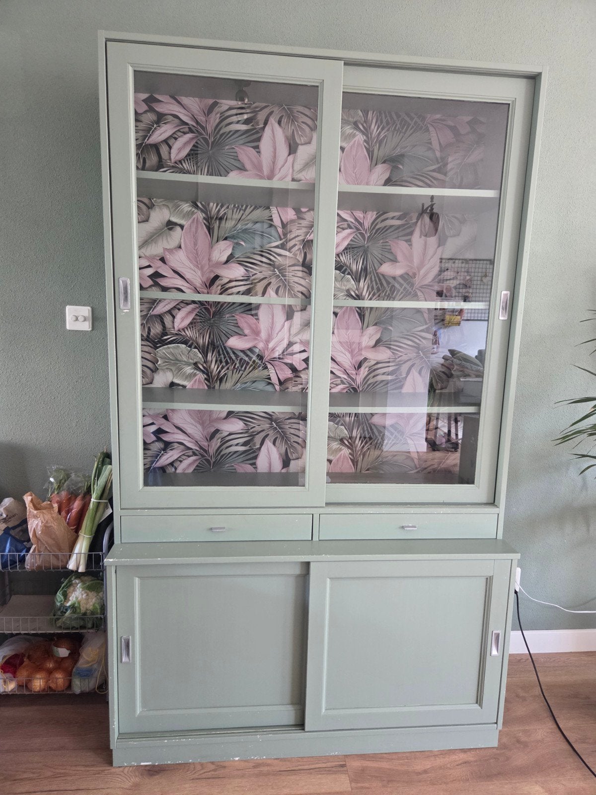 Groene vitrinekast met tropisch behang, Ophalen, Gebruikt, 100 tot 150 cm, Met lade(s)