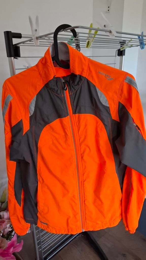 Saucony hardloopjack mt S oranje/grijs, Kleding | Dames, Sportkleding, Oranje, Ophalen of Verzenden, Zo goed als nieuw, Hardlopen of Fietsen