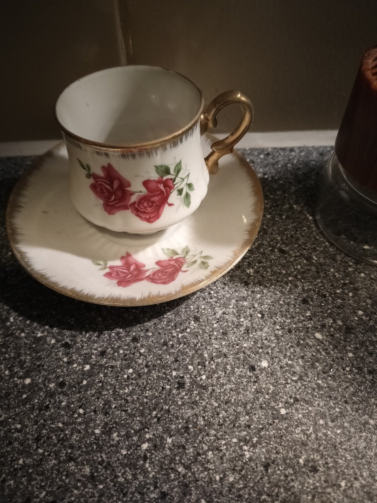 Vintage theekopje met schotel - rozenmotief en gouden rand, Antiek en Kunst, Ophalen