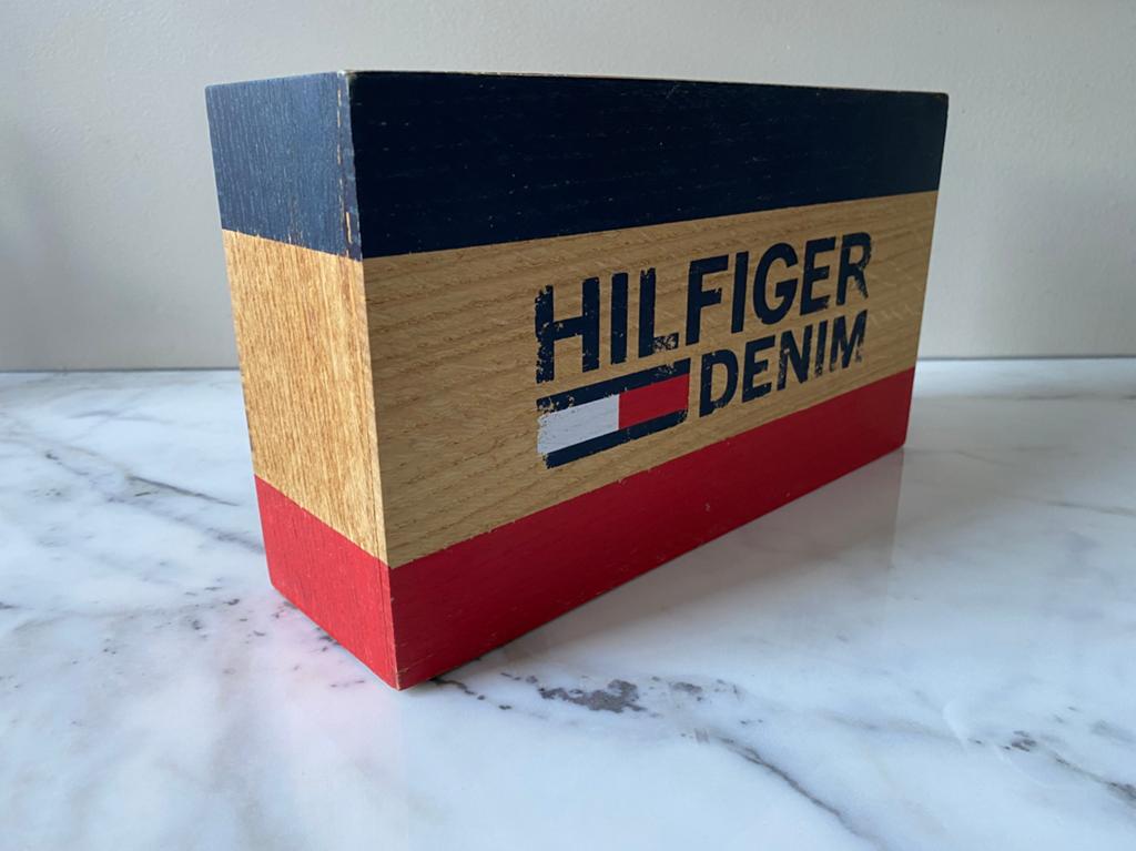 (Tommy) Hilfiger Denim display/ reclamebord, Verzamelen, Merken en Reclamevoorwerpen, Ophalen of Verzenden, Zo goed als nieuw