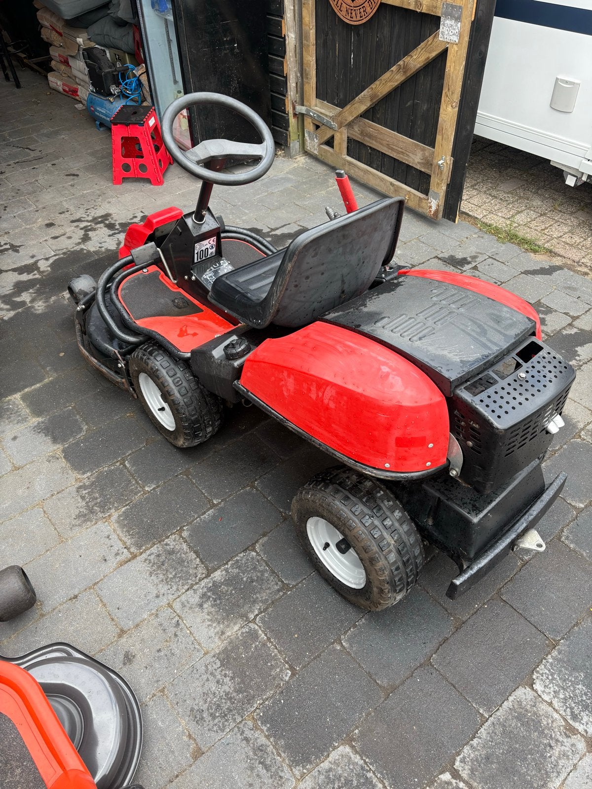 Foto 3 van Knappe Jonsered zitmaaier - Ideaal voor grotere tuinen