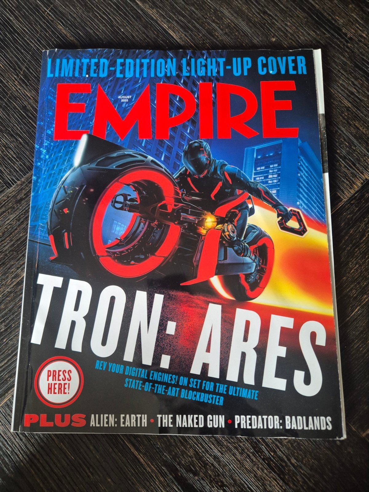 Empire Magazine - Tron: Ares Limited Edition Light-Up Cover, Ophalen of Verzenden, Zo goed als nieuw, Muziek, Film of Tv