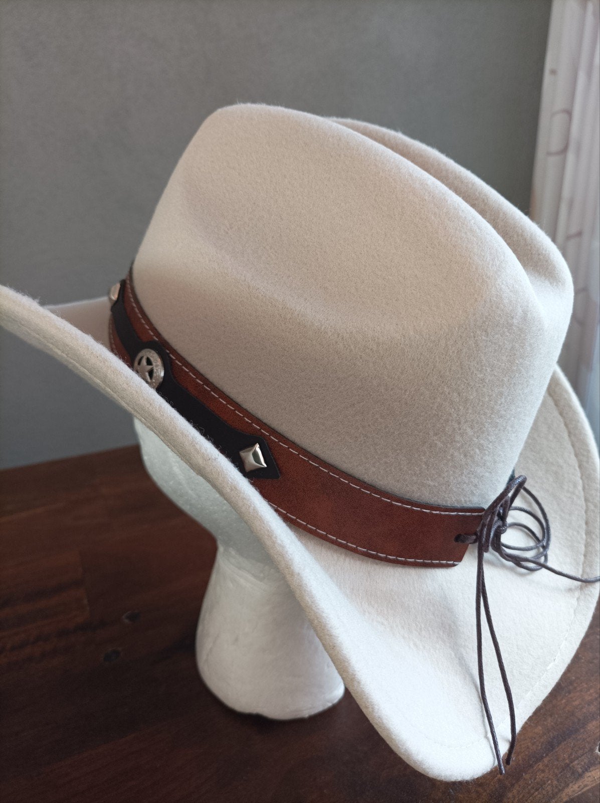 Cowboyhoed met decoratieve band., Ophalen, Hoed, One size fits all, Onbekend