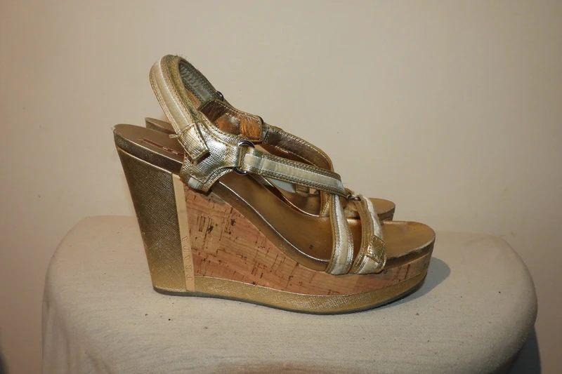 Prada gouden sandalen sleehak merk op de zijkant zool 39, Kleding | Dames, Schoenen, Overige kleuren, Prada, Verzenden, Sandalen of Muiltjes