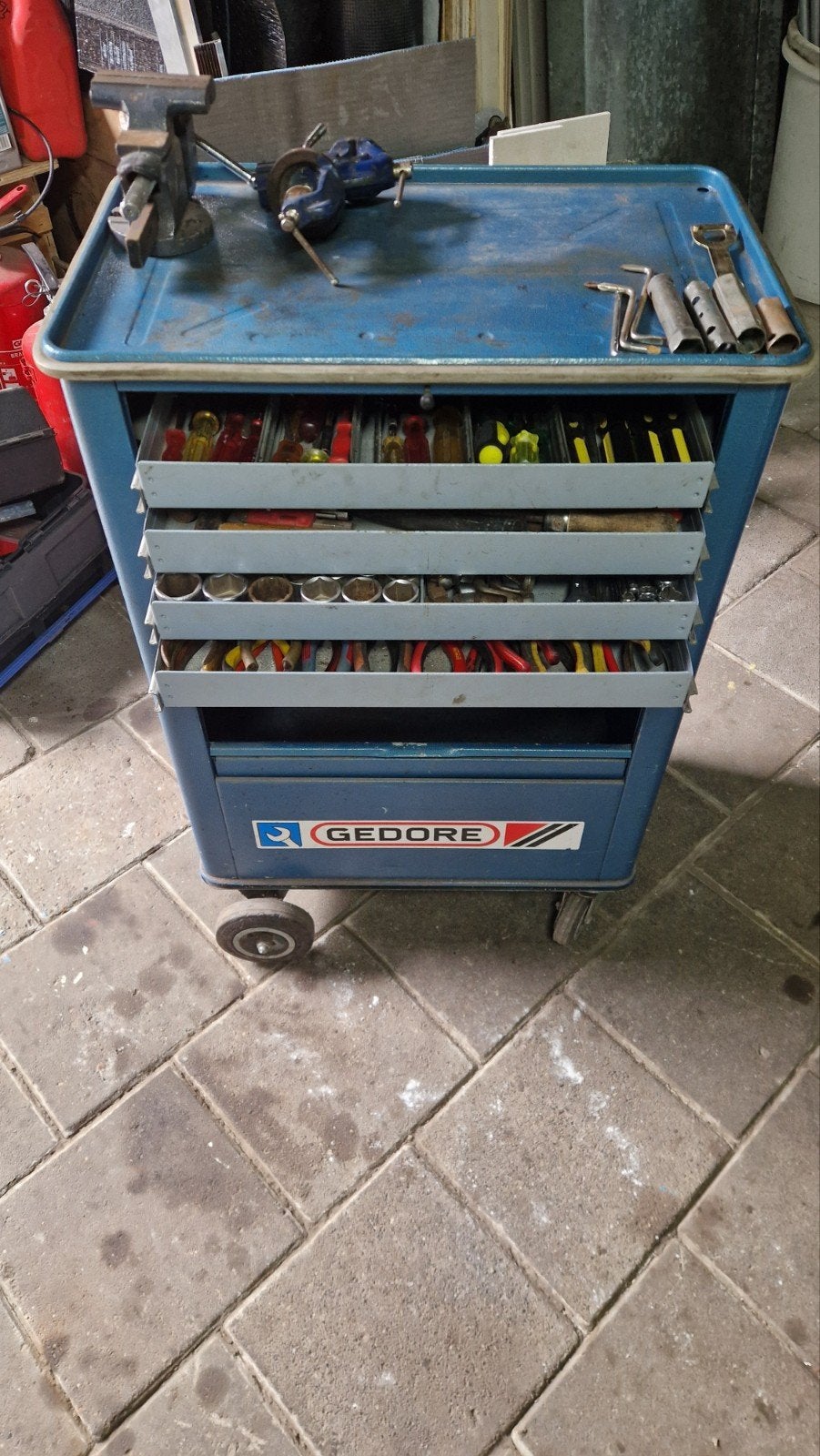 Gedore gereedschapswagen met uitgebreide set gereedschap, Doe-het-zelf en Verbouw, Gereedschap | Handgereedschap, Gebruikt, Gereedschapsopslag