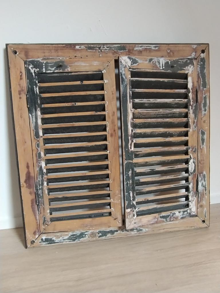 Brocante, oud raam met luiken. Hout wanddecoratie, Ophalen