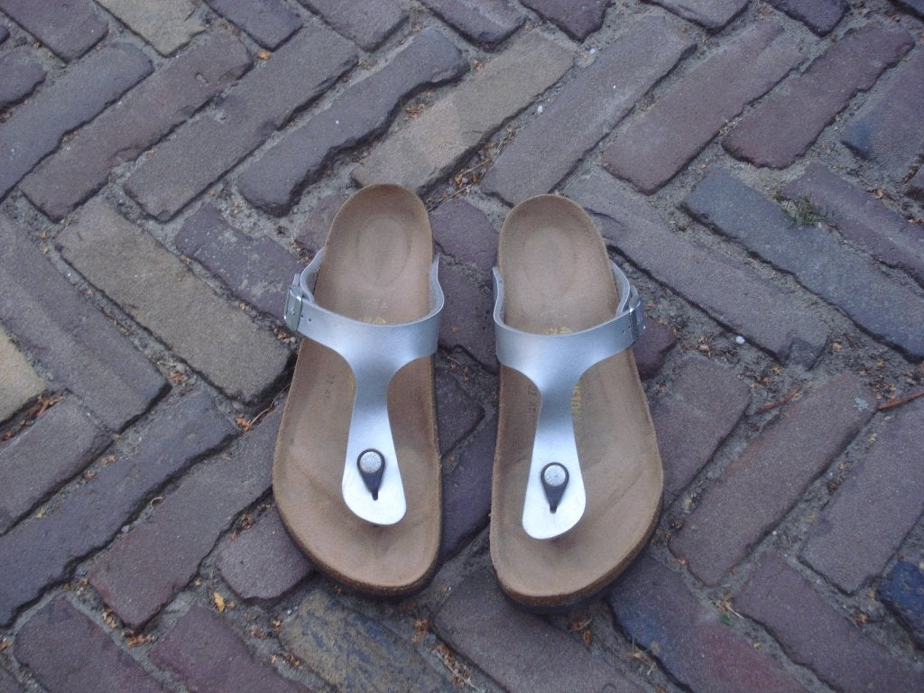BIRKENSTOCK GIZEH ZILVER 40 NU GRATIS VERZENDING PER POST, Kleding | Dames, Schoenen, Slippers, Overige kleuren, Verzenden, Nieuw
