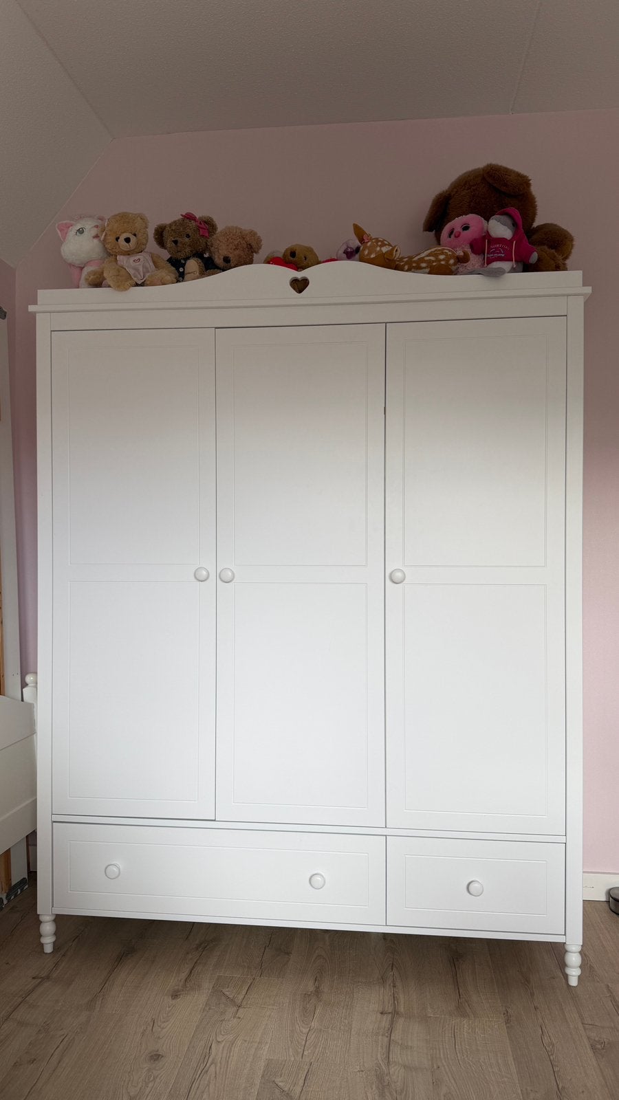 Emma 3 deurs kledingkast met hartje wit, Kinderen en Baby's, Kinderkamer | Commodes en Kasten, Ophalen, Kast, 50 tot 70 cm, 105 cm of meer