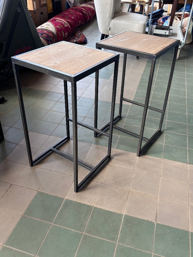 2 hoge metalen bijzettafels met houten blad  CS27106, Huis en Inrichting, Ophalen, Minder dan 55 cm, Gebruikt, Metaal of Aluminium