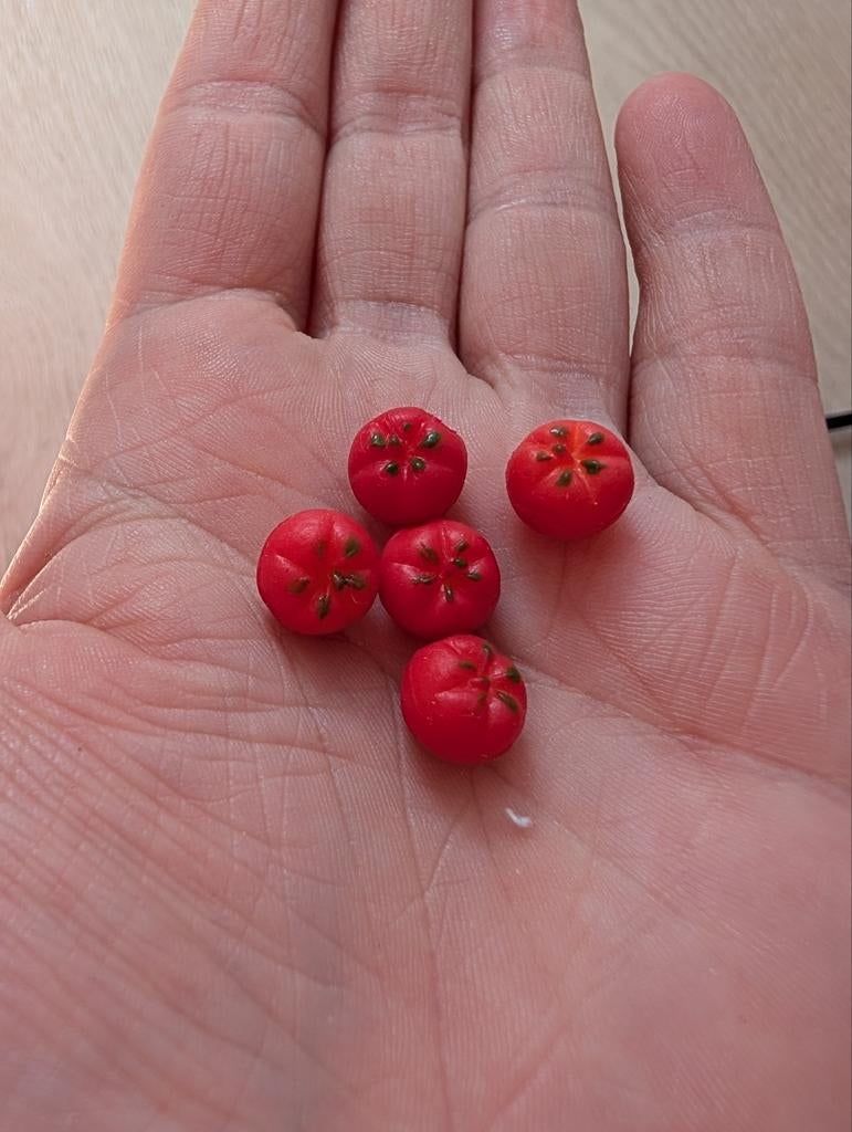 5 miniatuur tomaten voor poppenhuis, Ophalen of Verzenden, Zo goed als nieuw, Toebehoren