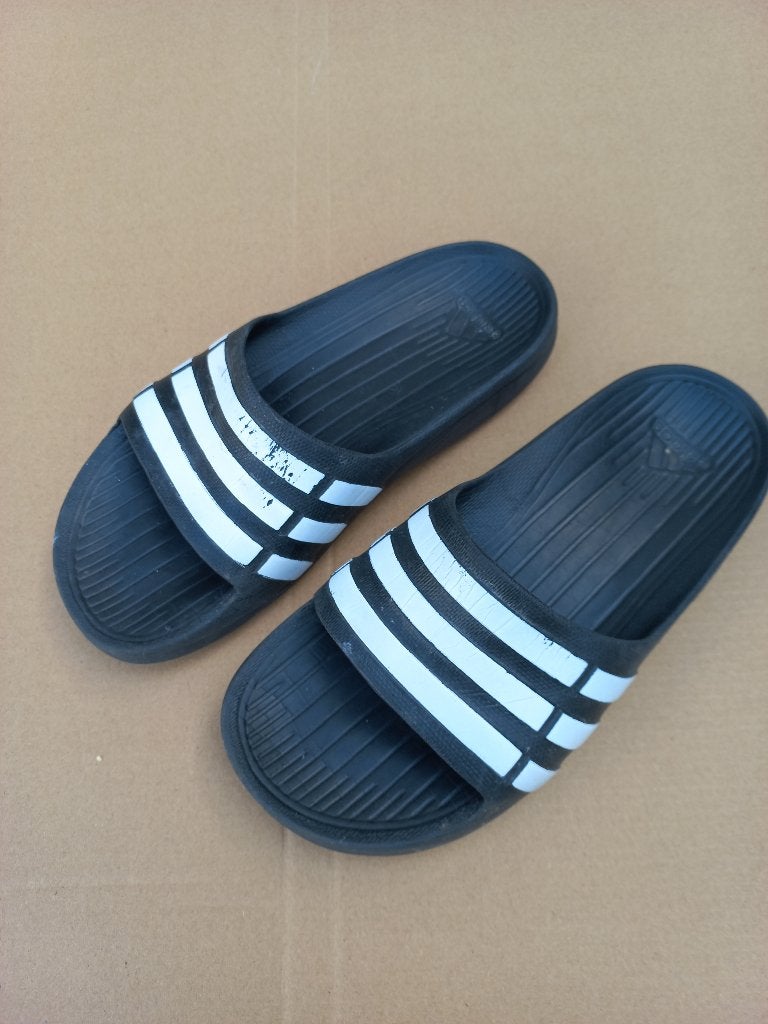 Adidas slippers zwart-wit, maat k2 (ca 33-34), Adidas, Gebruikt, Jongen of Meisje, Overige typen