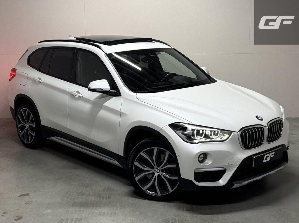 BMW X1 sDrive20i Sport Pano Leer H/K HUD Sfeerverl NAP, 1998 cc, Met garantie (alle), Automatische klimaatregeling, Wit