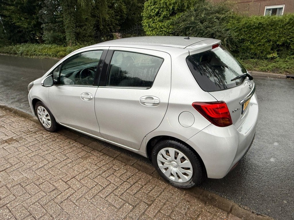 Toyota YARIS 1.0 VVT-I Style/cruise control/camera/navigatie, Auto's, Voorwielaandrijving, 527 kg, Met garantie (alle), Electronic Stability Program (ESP)