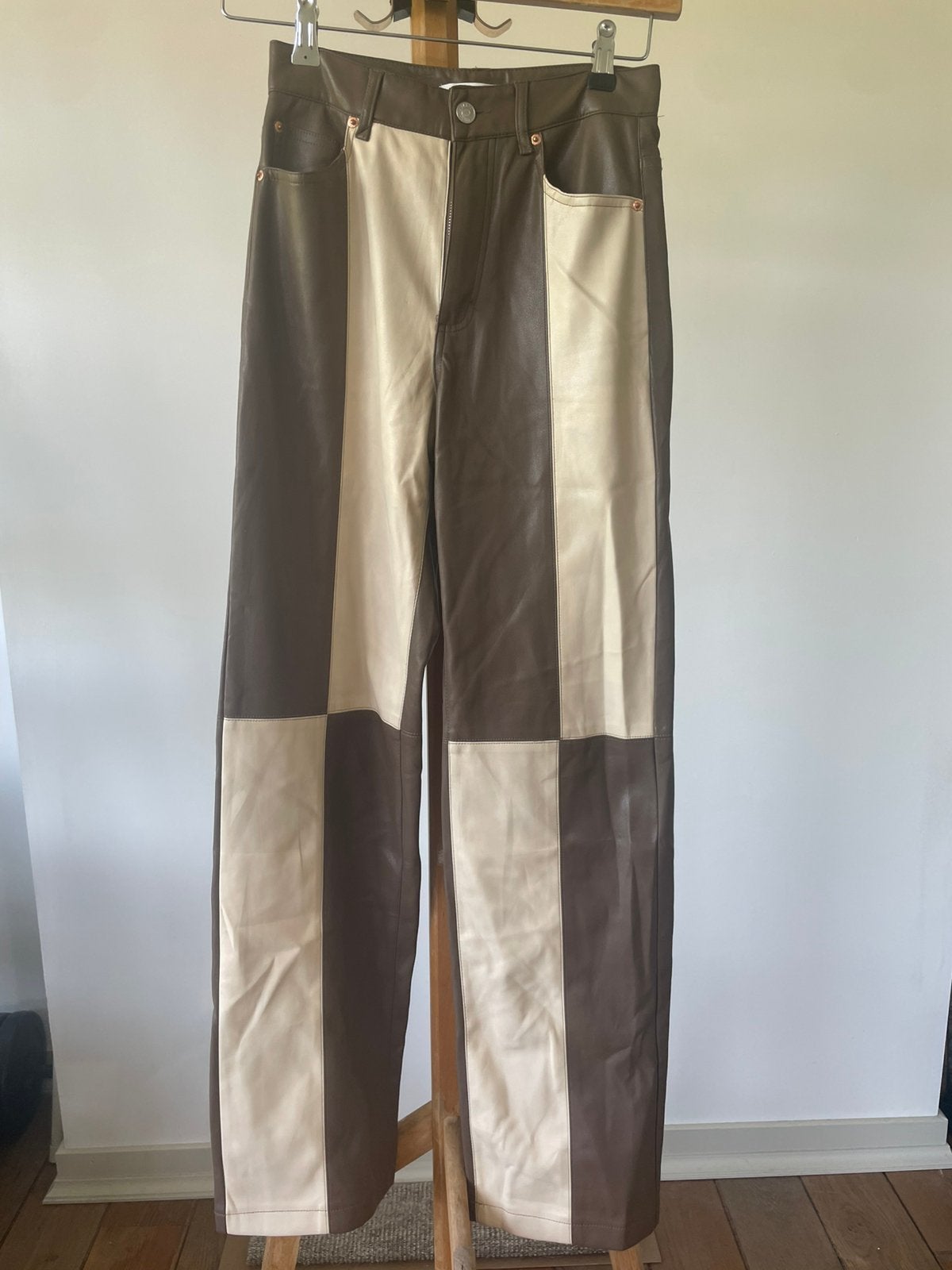 Bruin en creme vegan leather broek maat xs, Bruin, Ophalen of Verzenden, Maat 34 (XS) of kleiner, Lang