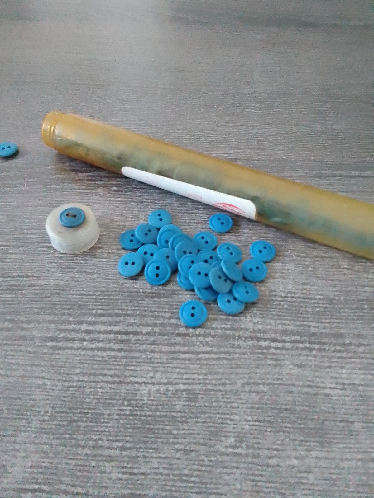 Blauwe knopen in koker - Vintage fournituren, Ophalen, Nieuw, Knoop of Knopen