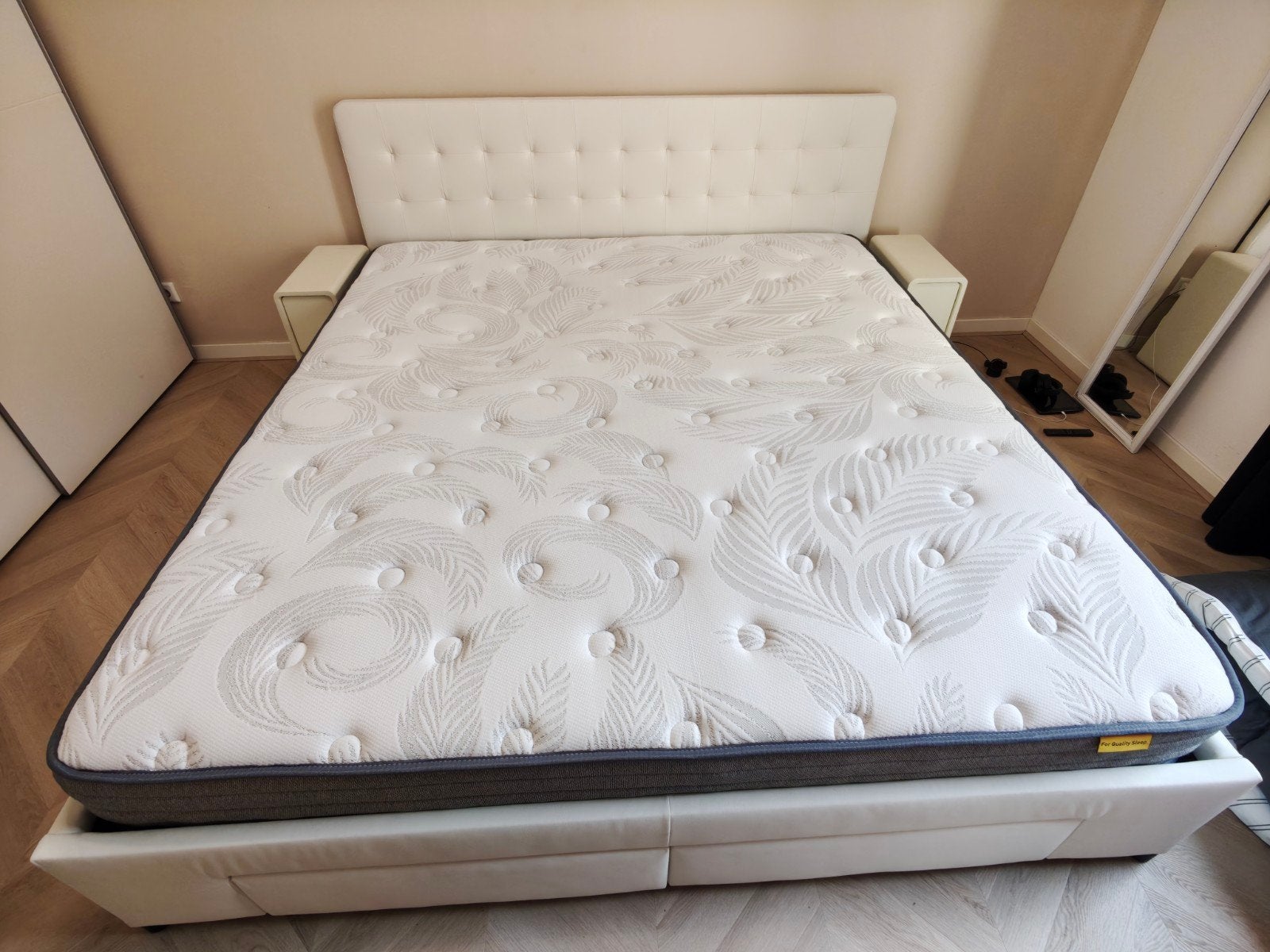 Foto 2 van Bed met matras, topper en nachtkastjes 180x200cm
