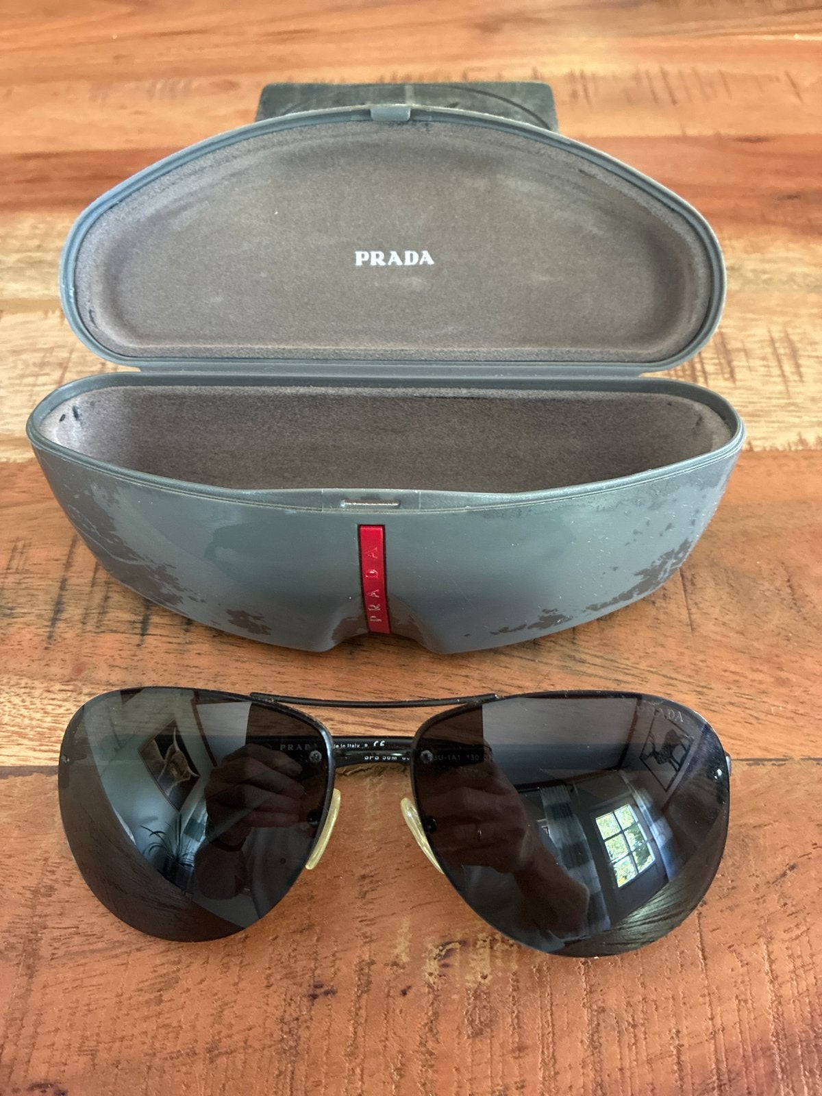 Lichtgewicht Prada Zonnebril met hardcase etui, Gebruikt, Zonnebril, Prada, Zwart
