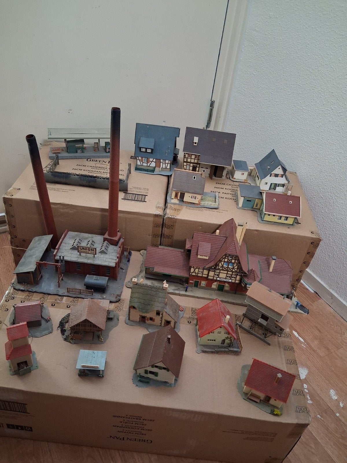 Partijtje restant doos vol HO huizen en gebouwen Een koop, Hobby en Vrije tijd, Ophalen of Verzenden, Gebruikt, Brug, Tunnel of Gebouw