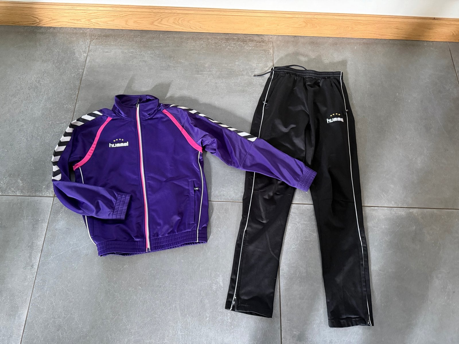 Hummel trainingspak maat 152 - paars/zwart, Ophalen of Verzenden, Zo goed als nieuw, Jongen of Meisje, Setje