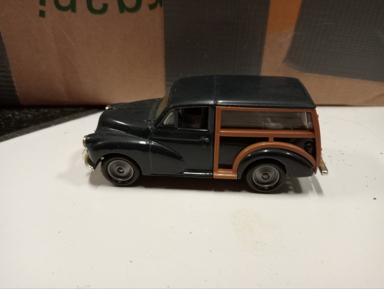 Morris Minor Traveller lledo blauw, Ophalen of Verzenden, Auto, Corgi