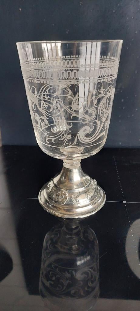 Gegraveerd kristallen wijnglas met zilveren voet, Ophalen of Verzenden