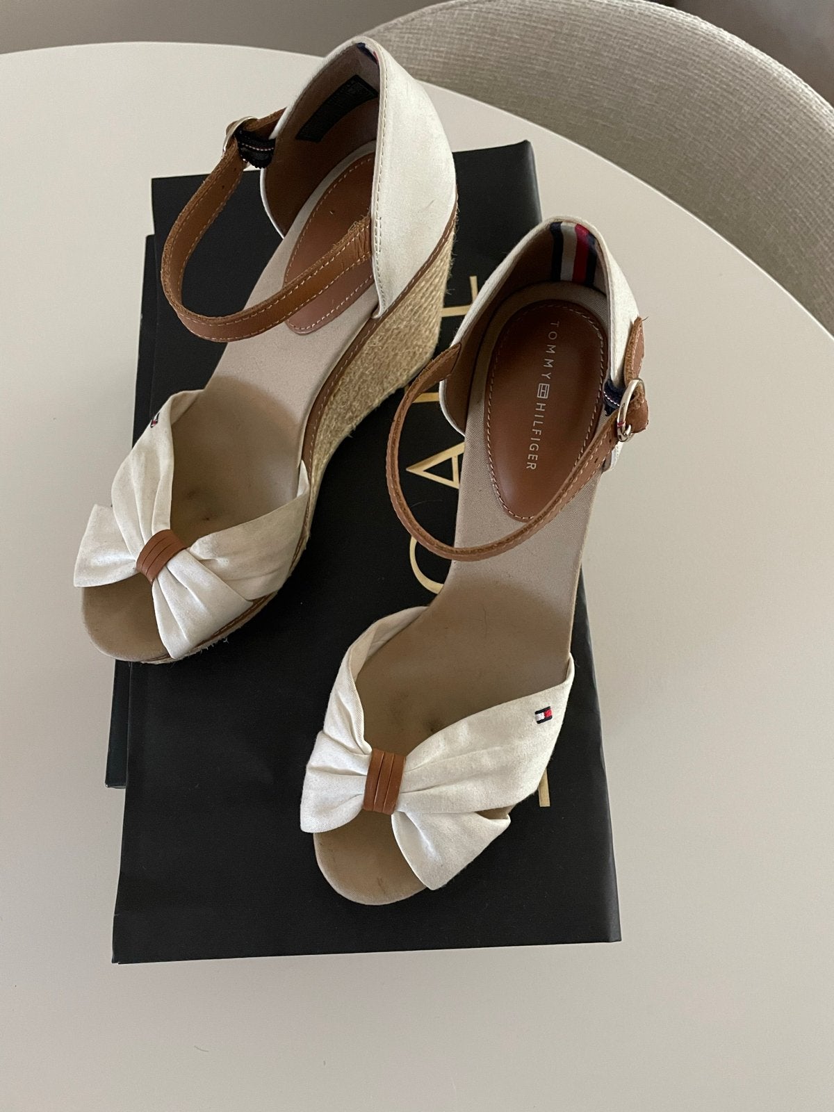 Tommy Hilfiger Espadrille Wedges - wit/Bruin mt 39, Ophalen of Verzenden, Gedragen, Wit, Espadrilles of Moccasins