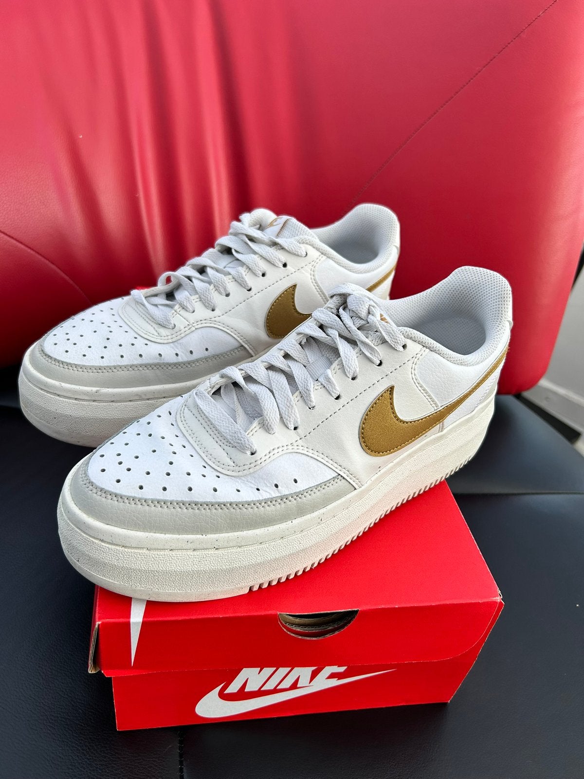 Z.g.a. nieuwe Nike court vision alta maat 42, wit/ goud leer, Wit, Ophalen of Verzenden, Sneakers of Gympen, Zo goed als nieuw
