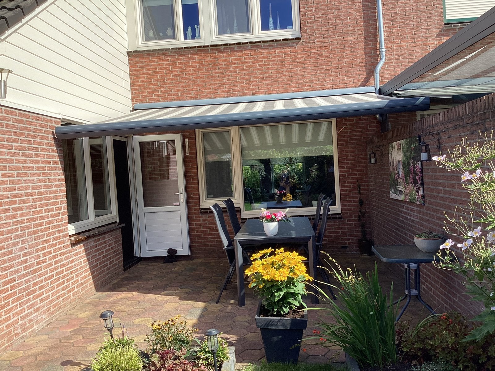 Knikarmscherm - Grijs/Wit gestreept - Elektrisch, Tuin en Terras, Zonneschermen, Ophalen, Gebruikt, Elektrisch, 150 tot 300 cm