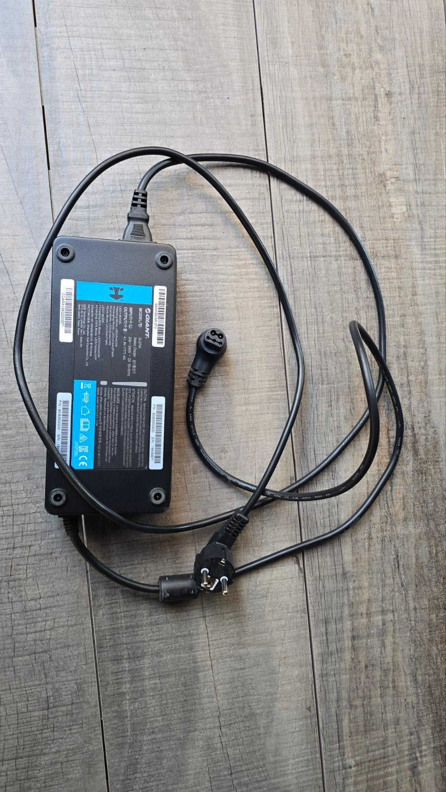 E-bike lader Giant type GLI270A. 41.8V 6A., Ophalen, Zo goed als nieuw