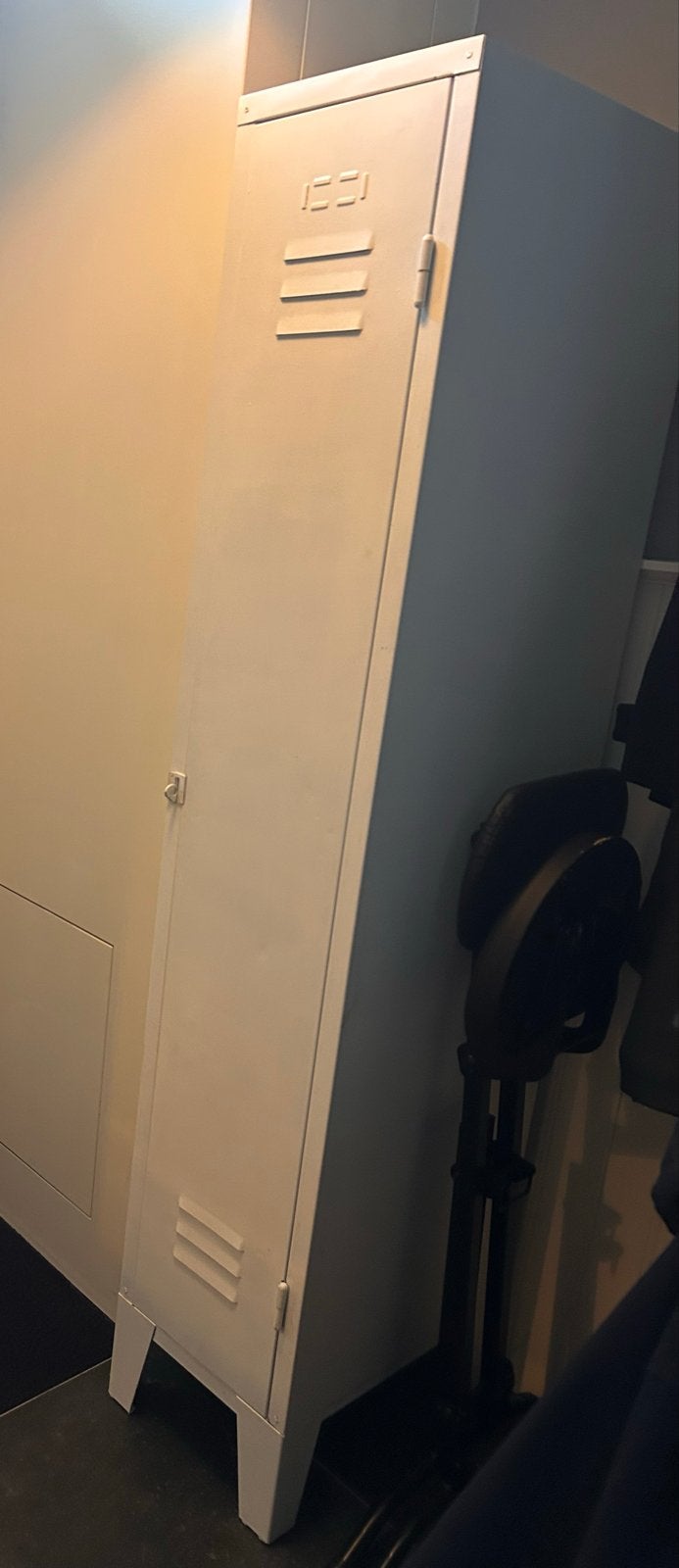 Witte Lockerkast met uitschuifbare planken en hanggedeelte, Ophalen, Gebruikt