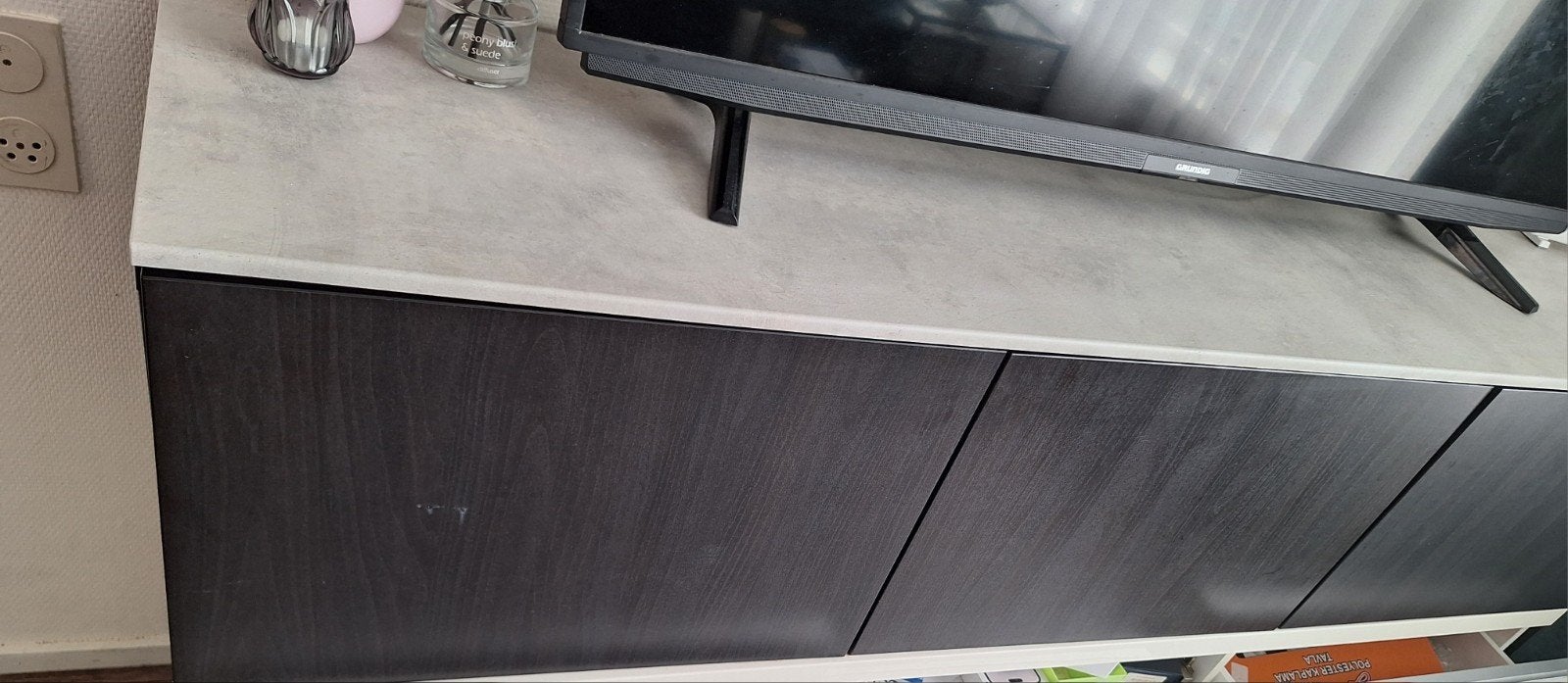 Modern TV-meubel/dressoir met donkerhouten fronten, Huis en Inrichting, Kasten | Televisiemeubels, Gebruikt, 150 tot 200 cm, Minder dan 100 cm
