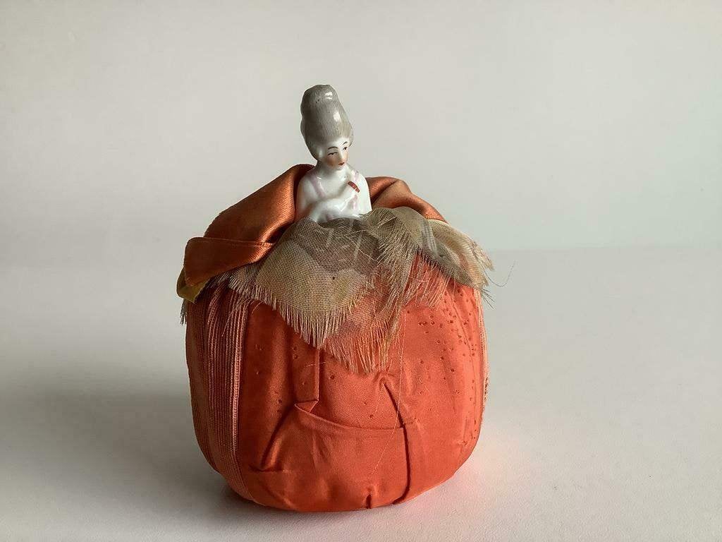 antieke halfdoll speldenkussen, Antiek en Kunst, Curiosa en Brocante, Ophalen of Verzenden